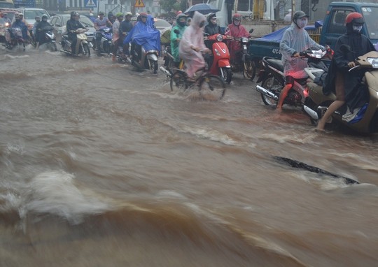[-]TP[-]Buôn[-]Ma[-]Thuột:[-]Hễ[-]mưa[-]là[-]phố[-]thành[-]“thác”!